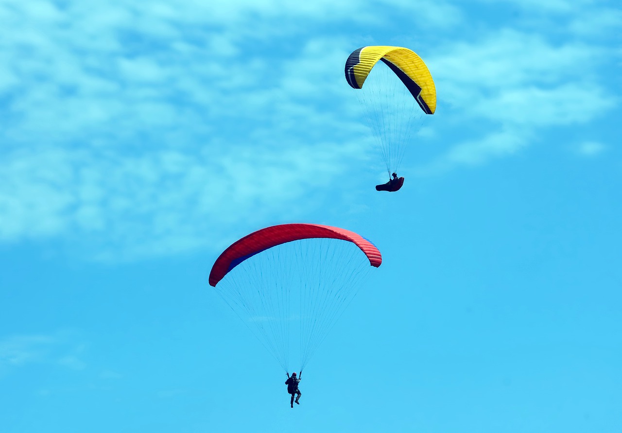 Skok ze spadochronem – poznaj powody dla których warto się na niego zdecydować!